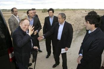 Sheldon Adelson (izda) durante su visita a los terrenos ubicados en Alcorcón