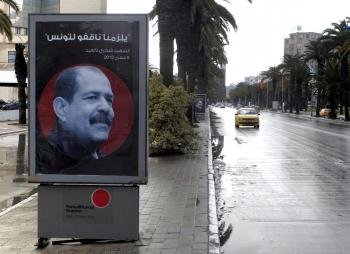 Un cartel con la foto del activista político asesinado Chukri Bel Aid expuesta en una calle de Túnez.