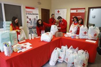 Los voluntarios de Cruz Roja comenzaron ayer a empaquetar los lotes de productos higiénicos. (Foto: XESÚS FARIÑAS)