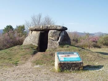 La 'casiña da moura', monumento megalítico construido entre los años 3.000 y 2.500 antes de Cristo. (Foto: LR)