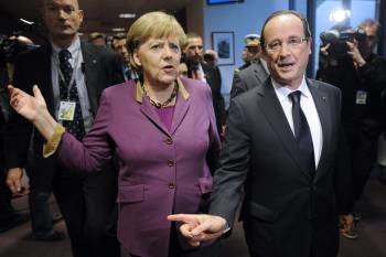 Ángela Merkel con François Hollande, al que muchos consideran el gran derrotado de la cumbre. (Foto: YOAN VALAT)
