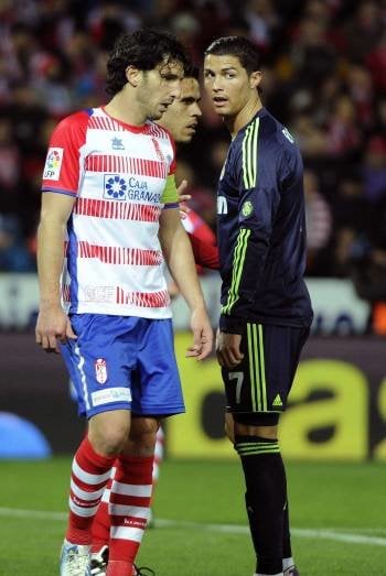 Ronaldo, vigilado por dos defensores del Granada. (Foto: M.A MOLINA)