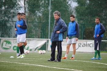 Antonio Gómez, con sus futbolistas del Coruxo durante un entrenamiento. (Foto: MIGUEL ÁNGEL)