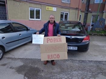 Arsenio Moldes, ante el cuartel de la Guardia Civil, muestra los carteles abandonados ante la sede del PP.