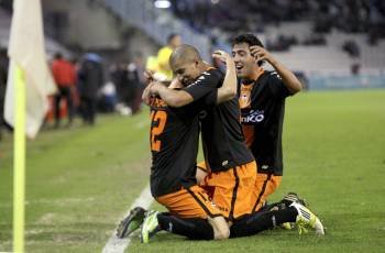Los jugadores del Valencia celebran el gol de la victoria en Vigo. (Foto: SALVADOR SAS)