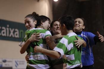 Las jugadoras del Cidade celebran uno de los tres goles marcados por Iria. (Foto: XESÚS FARIÑAS)