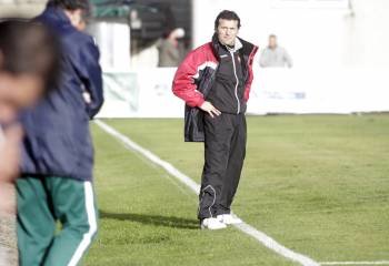 Luisito, entrenador del Ourense, siguiendo el partido desde la zona de banquillos del campo de O Vao. (Foto: A.D.)