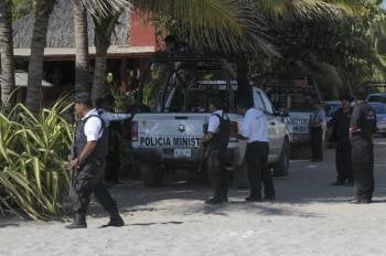 La policía mexicana registra los alrededores del lugar donde se produjeron los hechos. (Foto: ARCHIVO)