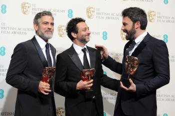 George Clooney, Grant Heslov y Ben Affleck, con los tres 'Bafta' logrados por 'Argo'.