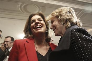 La presidenta del PP de Madrid, Esperanza Aguirre (d), conversa con la alcaldesa de la capital, Ana Botella