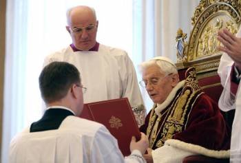 El papa Benedicto XVI, ayer durante la celebración del Consistorio de cardenales en Ciudad del Vaticano. (Foto: O.R.)