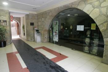 La oficina de información turística, situada en los bajos del Consistorio, cerrada desde octubre. (Foto: MARCOS ATRIO)