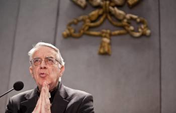 Federico Lombardi, portavoz del Vaticano, en la rueda de prensa que ofreció ayer. (Foto: MASSIMO PERCOSSI)