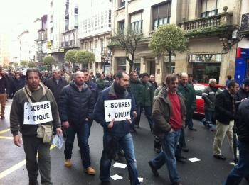  Trabajadores de Navantia protestan ante el Parlamento gallego.