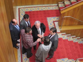 Santalices conversa con Fajardo y varios diputados más en los pasillos del Parlamento. (Foto: E.P.)
