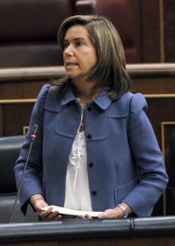 La ministra de Sanidad, Ana Mato, durante su intervención en la sesión de control al Gobierno. (Foto: J.J. GUILLÉN )