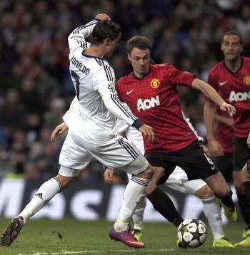 Cristiano Ronaldo disputa un balón con Evans. (Foto: JUANJO MARTÍN)