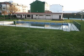 Las piscinas públicas de Verín. El recinto está en la actualidad vallado. (Foto: MARCOS ATRIO)