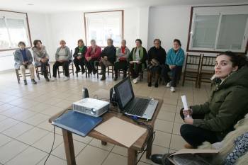 Asistentes a la charla informativa que Servicios Sociales llevó a cabo ayer en Tamaguelos. (Foto: MARCOS ATRIO)