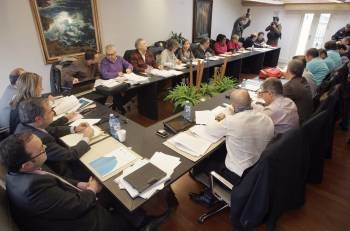Momento de la firma ayer en Santiago del acuerdo alcanzado entre dirección de NCG y sindicatos. (Foto: XOAN REY)