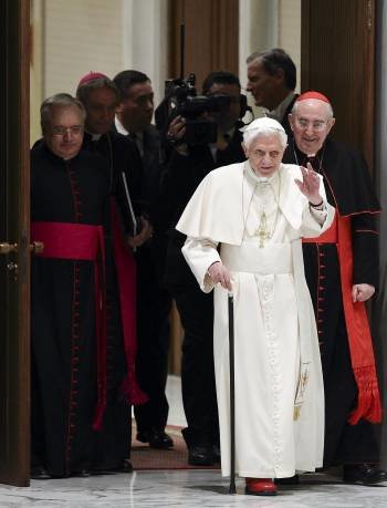 El papa llega al Aula Pablo VI apoyándose en un bastón. (Foto: CLAUDIO PERI)