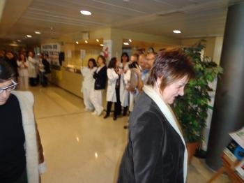 Rocío Mosquera pasa ante los trabajadores del Hospital.
