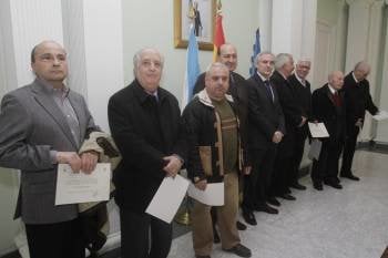 Los nueve homenajeados, con su correspondiente diploma en la mano. (Foto: MIGUEL ÁNGEL)