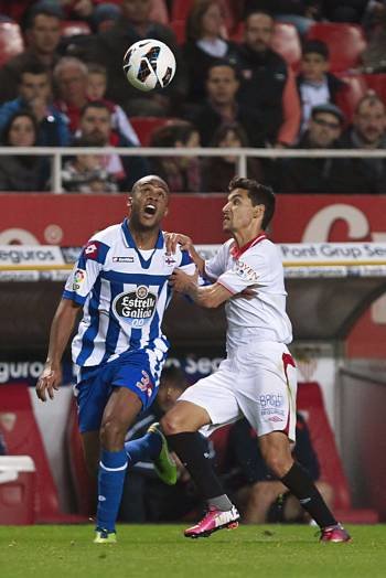Evaldo disputa la pelota con Jesús Navas. (Foto: PACO PUENTES)