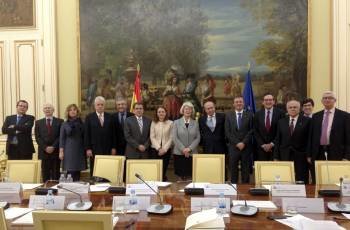 Miras Portugal y Wert (en el centro), con los 'expertos' y representantes del Ministerio de Educación.