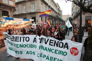 Los manifestantes por el derecho a la vivienda, a su paso por la calle del Paseo. (Foto: JOSÉ PAZ)
