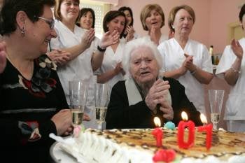 Josefa Álvarez Rodríguez festejó ayer su 107 cumpleaños en la residencia de O Mundil. (Foto: MARCOS ATRIO)