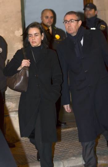 Diego Torres acompañado por su mujer, Ana María Tejeiro, a su salida de los Juzgados de Palma. (Foto: MONTSERRAT DÍEZ)