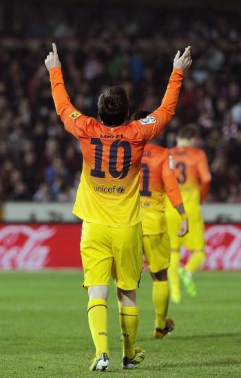 Messi, brazos arriba, mirada hacia el cielo para celebrar el segundo tanto del Barcelona en Granada. (Foto: MIGUEL ÁNGEL MOLINA)