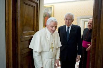 El papa Benedicto XVI, momentos antes de su audiencia de despedida a Mario Monti. (Foto: O.R.)