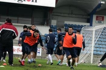 Los jugadores del Ourense, ayer en pleno sprint durante el entrenamiento. (Foto: Marcos Atrio)