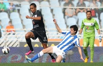  El jugador de la Real Sociedad, Rubén Pardo (d), lucha un balón con Valdo, del Levante U.D (Foto: EFE)