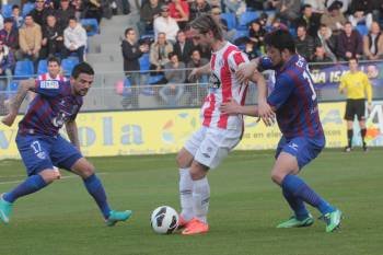 Tariq presiona a un futbolista del Lugo. (Foto: EL PROGRESO)