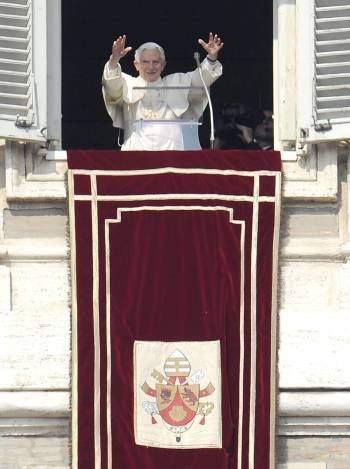Benedicto XVI saluda a los fieles desde el apartamento papal. (Foto: CLAUDIO PERI)