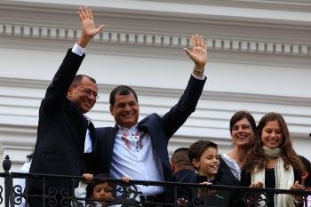 El presidente de Ecuador, Rafael Correa (ci), saluda a seguidores junto al vicepresidente electo, Jorge Glass (i)