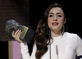  La actriz Candela Peña agradece su Goya a la mejor interpretación femenina de reparto, por su trabajo en 'Una pistola en cada mano (Foto: EFE)