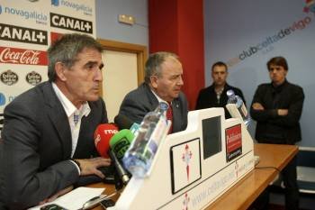 Paco Herrera, ayer junto al vicepresidente del Celta Pedro Posada. (Foto: SALVADOR SAS)