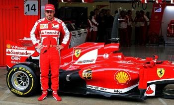 El piloto español de Ferrari, Fernando Alonso, posa junto a su nuevo monoplaza antes del comienzo de la primera jornada de entrenamientos en el Circuito de Montmeló