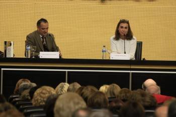 El profesor José María Paz Gago fue el encargado de presentar y conducir la charla de Carmen Posadas. (Foto: FOTOS: XESÚS FARIÑAS)