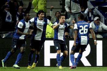 Los jugadores del Oporto celebran el gol de la victoria. (Foto: JOSÉ COELHO)