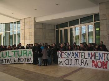 Los profesionales gallegos, en su nueva protesta ayer en la Cidade da Cultura de Santiago.  (Foto: E.P.)