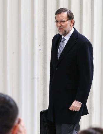El presidente del Gobierno, Mariano Rajoy, llega al Congreso de los Diputados ante gran expectación de los medios de comunicación.