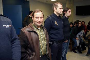 Varela y Nicolás, separados por un agente, durante el juicio. (Foto: SALVADOR SAS)