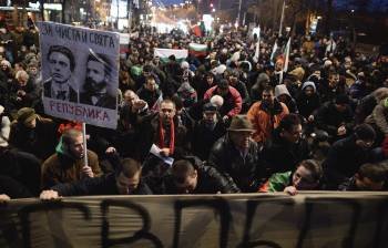 Miles de personas volvieron a manifestarse ayer en Sofía, pese a la dimisión en bloque del Gobierno. (Foto: VASSIL DONEV)