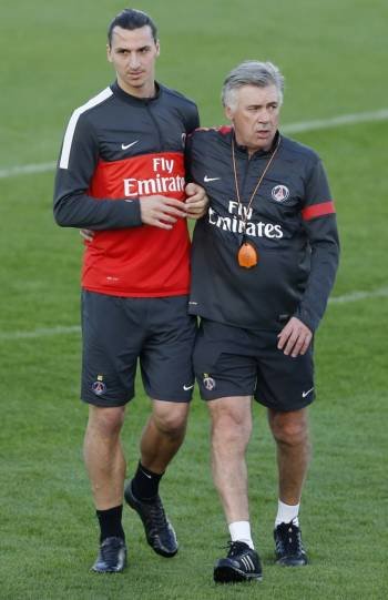 Carlo Ancelotti (derecha) e Ibrahimovic, en un entreno del PSG.