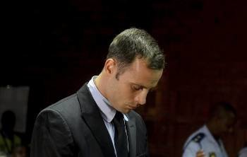 Oscar Pistorius, cabizbajo durante la vista sobre su libertad bajo fianza. (Foto: STR)